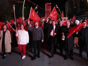 Cumhuriyet Kutlamaları Helikopter Şov Ve Fener Alayı İle Sona Erdi