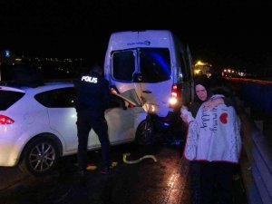 Düğün Dönüşü Yol Ayrımını Kaçırıp Geri Gelen Minibüse Otomobil Çarptı: 2’si Çocuk 6 Yaralı