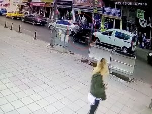 Kırmızı Işıkta Hatalı Sollama Yapan Motosikletlinin Yayaya Çarptığı Kaza Kamerada: 2 Yaralı