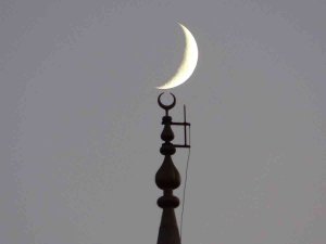 Yüksekova’da Hilal Güzelliği