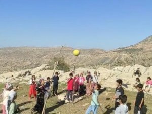 Siirtli Çocuklar İp Ve Odun Parçasından Voleybol Sahası Yapıp Gönüllerince Eğlendi
