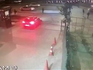 Beylikdüzü’nde İlginç Kaza: Otomobil Sürgülü Kapıya Vurdu, 3 Kişi Yaralandı