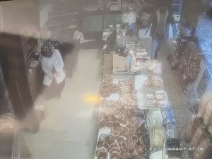 Fırında Bıçaklı Gasp Kamerada: Kadını Korkutup Kasadan Para Çaldı