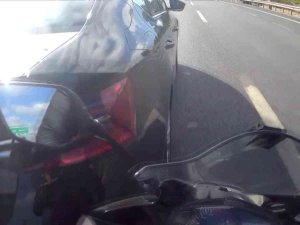 Otomobile Çarparak Bariyerlere Savrulan Motosiklet Sürücüsü Kamerada