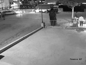 Acemi Sürücü Aileye Çarptı, O Anlar Kameraya Yansıdı