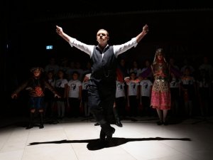 Atatürk’ün Temsili Zeybek Oyunu Geceye Damgasını Vurdu