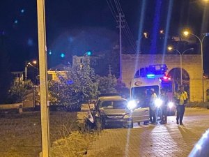 Otomobil İstinat Duvarına Çarptı:2 Yaralı