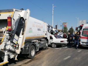 Üç Aracın Karıştığı Kazada 2 Kişi Yaralandı