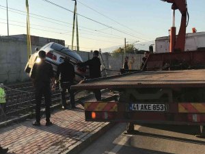 Lüks Otomobil Tren Raylarına Uçtu, Seferler İptal Edildi