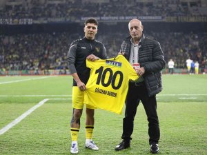 İ̇stanbulspor İle 100. Maçına Çıkan Oğuzhan Berber’e Plaket Verildi
