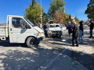 Kamyonetle Otomobil Kafa Kafaya Çarpıştı; 1 Ölü 3 Yaralı