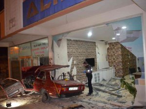 Kahramanmaraş’ta Otomobil İş Yerine Girdi: 1 Ölü, 4 Yaralı