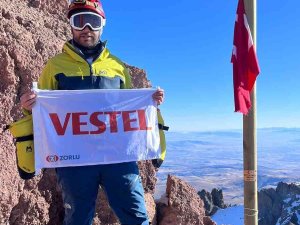 Vestel Personelinden Erciyes Dağı’na ’Cumhuriyet’ Tırmanışı