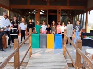 Üstün Zekalı Çocuklar Atıklar İçin Şarkı Besteleyip Seslendirdi Milyonlarca İzlendi