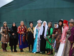 Eskişehir Anadolu Bacıları Tiyatro Topluluğu Ülke Çapında Turnelere Devam Ediyor