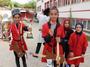 Amasyalı Okçu Kızlar Emanet Yaylarla Şampiyonluğa Ulaştı