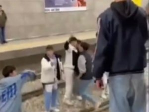 Bursa Metrosunda Gençlerden Akıl Almaz Hareket