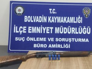 Otomobilin Arka Koltuğundaki Tüfek Bekçilerin Dikkatinden Kaçmadı