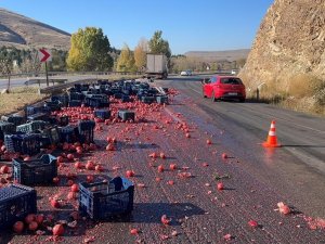 Nar Yüklü Kamyon Devrildi, Tonlarca Nar Ziyan Oldu