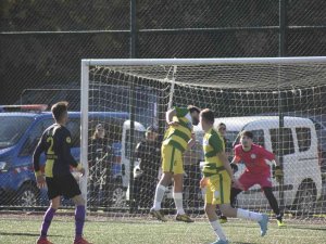 Amatör Maçta Rakibiyle Havada Çarpışan Futbolcu Yürekleri Ağza Getirdi