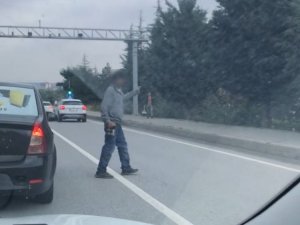 Seyir Halindeki Trafikte Yola Atlayarak Adeta Kazaya Davetiye Çıkardı
