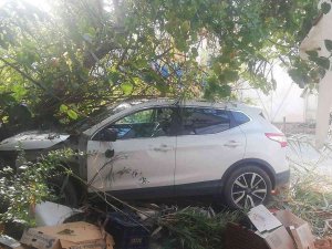 Ağaca Çarpan Otomobilin Sürücüsü Yaralandı