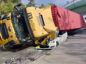 Bakırköy’de Köprüye Çarpan Tır Otomobilin Üstüne Devrildi: 1 Yaralı