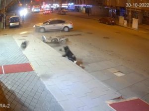 Otomobille Çarpışan Motosikletli Metrelerce Savruldu: O Anlar Kamerada