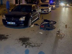 Motosiklet Park Halindeki Otomobile Çarptı: 2 Yaralı