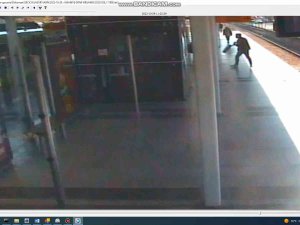 Bursa’da Zabıtaya Sinirlenen Sokak Müzisyenleri Gitarını Böyle Kırdı