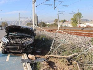 Lüks Araç, Tren Raylarına Girmekten Son Anda Kurtuldu