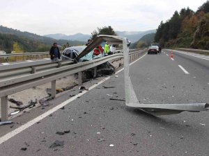 80 Kilometre Hızla Çarptığı Bariyerleri Parçaladı: 4 Yaralı