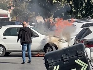 Yanan Otomobil Park Halindeki Araçların Arasına Daldı