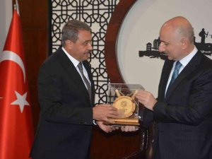 Bakan Karaismailoğlu, Balıkesir’de Büyükşehir Belediyesi Ve Valiliği Ziyaret Etti