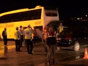 Otomobil Yolcu Otobüsüne Çarptı: 8 Yaralı
