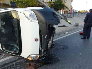 Maltepe’de Çekçekçiye Çarpmamak İçin Manevra Yapan Araç Direğe Çarpıp Yan Yattı