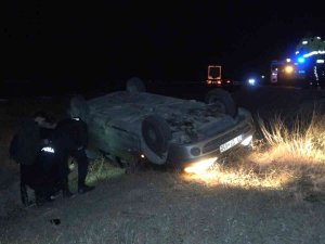 Takla Atan Otomobil Şarampole Devrildi: 2 Yaralı