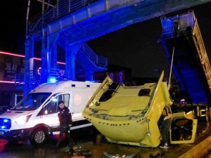 Tırın Açılan Damperi Yaya Üst Geçidine Çarptı: 4 Yaralı