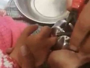 Parmağı Kapı Kolunun Demir Parçasına Sıkışan Minik Kızı İtfaiye Ekipleri Kurtardı