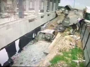 Arnavutköy’de Hafriyat Kamyonu İnşaat İşçilerinin Arasına Daldı