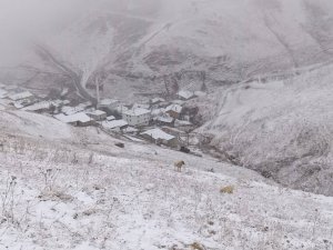 Bayburt’un Yüksek Kesimlerine Kar Yağdı