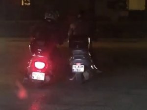 Bursa’da Bozulan Motosikleti Ayağıyla İterek Götürdü