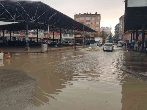 Patlayan Su Borusu Asfaltı Yerinden Söküp Yolları Göle Çevirdi