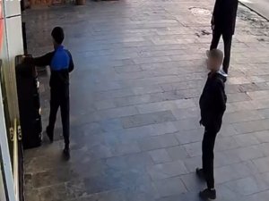 Flash Bellek Çalan Çocuk Güvenlik Kamerasına Yansıdı