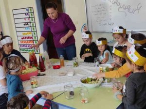 Köyceğizli Minikler Sınıfta Turşu Kurdu