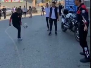 İ̇zmir’de Polis İle Kadın Öğretmenden Futbol Şov