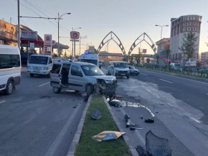 Kontrolden Çıkan Araç Refüje Çarptı: 1 Yaralı