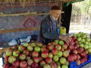 40 Yıldır Ürettiği Sebze Ve Meyveleri Yol Kenarına Kurduğu Tezgahta Satıyor