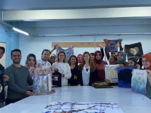Üniversite Öğrencilerine Kumaş Boyama Uygulamalı Gösterildi