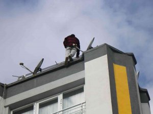 Sevgilisiyle Tartışıp Çatıya Çıktı